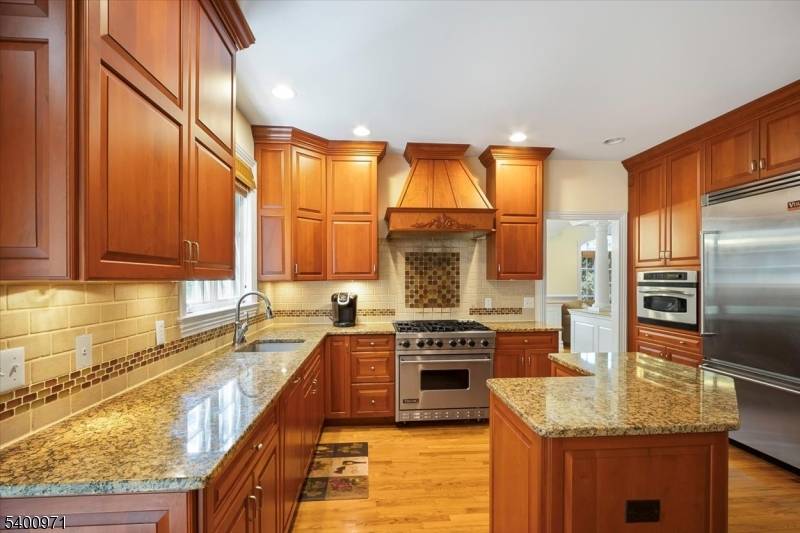 This end unit townhome sits steps from the Morristown Green and everything downtown offers world class theatre, an exceptional restaurant scene, great shopping, live music, and year round events.