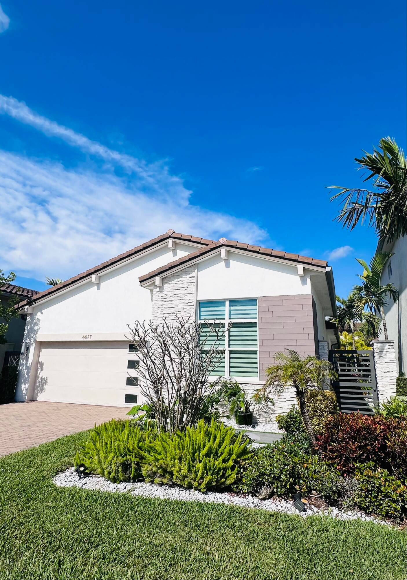 Stunning single level fully fenced Beauty features 3 bedrooms, 2.