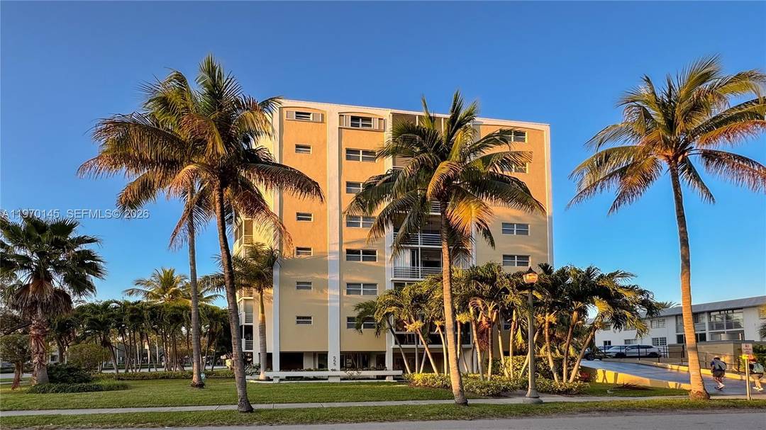 PRICED TO SELL ! Bright and spacious 2 Bed 2 Bath residence in the heart of Key Biscayne, one of Miami s most desirable island communities.