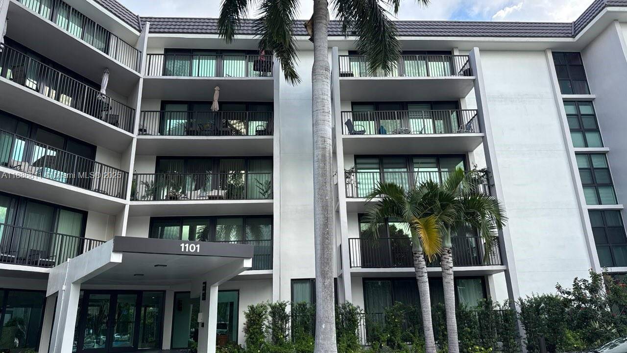 Priced to sell ! Treetop amp ; fountain view from this top floor, 2 bedroom, 2 bath condo.