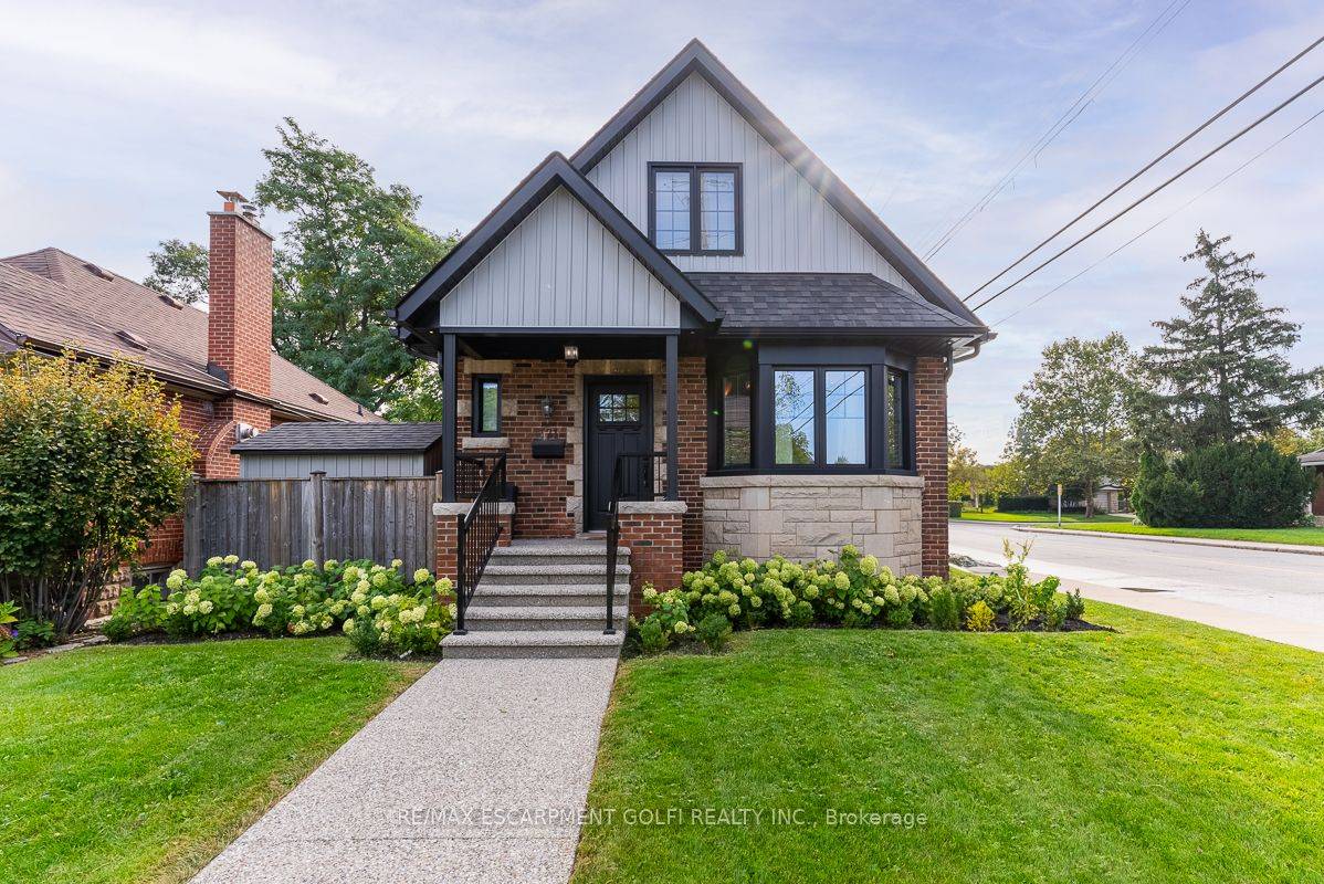Charming 1 1 2 storey home located in Centremount neighborhood, a gem that has undergone a complete transformation.