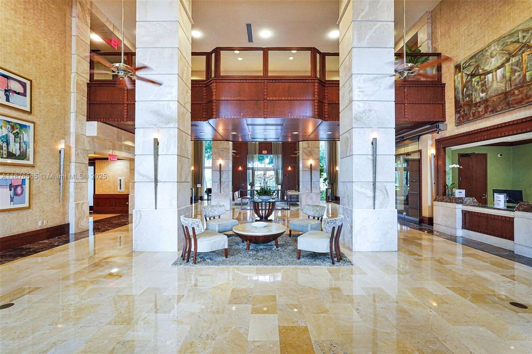 Spacious 2 bed 2 bath condo in the heart of Aventura !