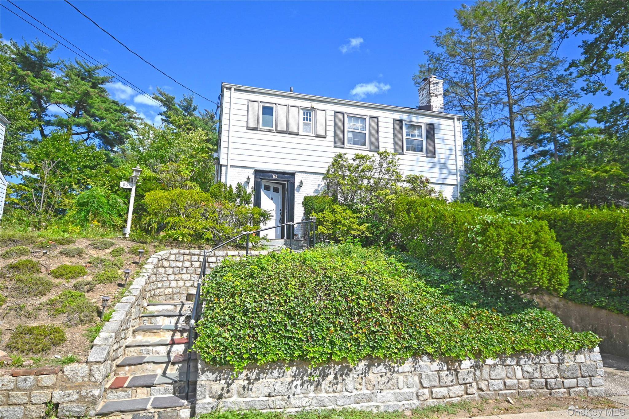 If you are looking for a short term rentals this 3 bedrooms 2.