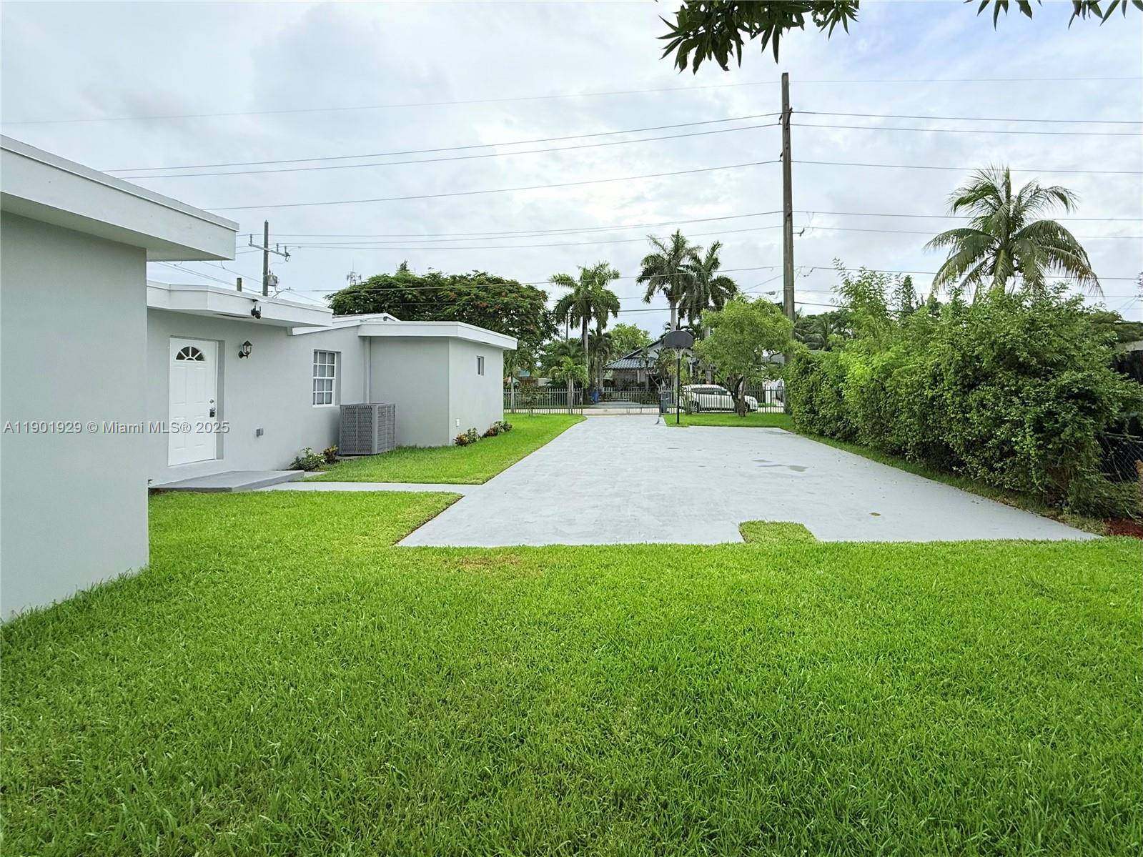 Stunning fully remodeled 5 bedroom, 4 bath, 2 kitchen Two laudry in the heart of West Park, Real 2, 190 sq.