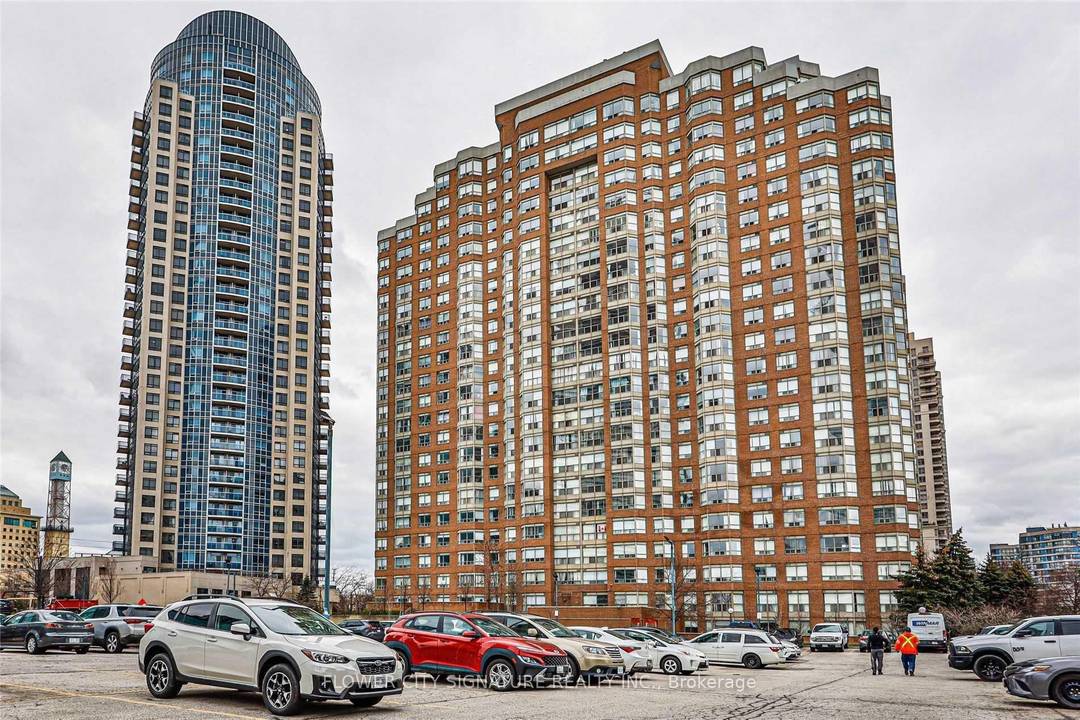 Seize the opportunity to lease this exceptional and spacious 2 bedroom, 2 washroom condominium located right in the vibrant Heart of Mississauga.