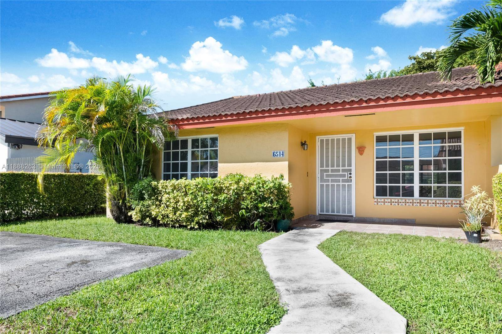 A RARE OPPORTUNITY AWAITS TO OWN A VILLA STYLE HOME WITH NO HOMEOWNER ASSOCIATION TUCKED ON A QUIET CUL DE SAC STREET.