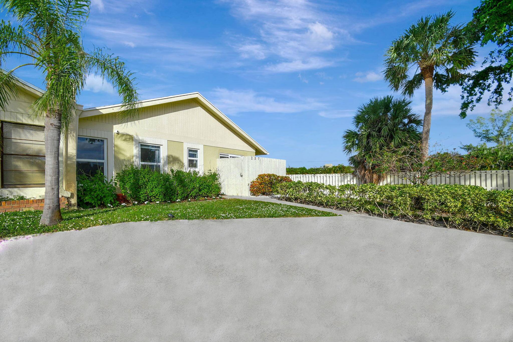 Discover your dream retreat in this beautifully renovated 2 bedroom villa, nestled within a secure gated community just moments away from the beach, shops, and delightful restaurants !