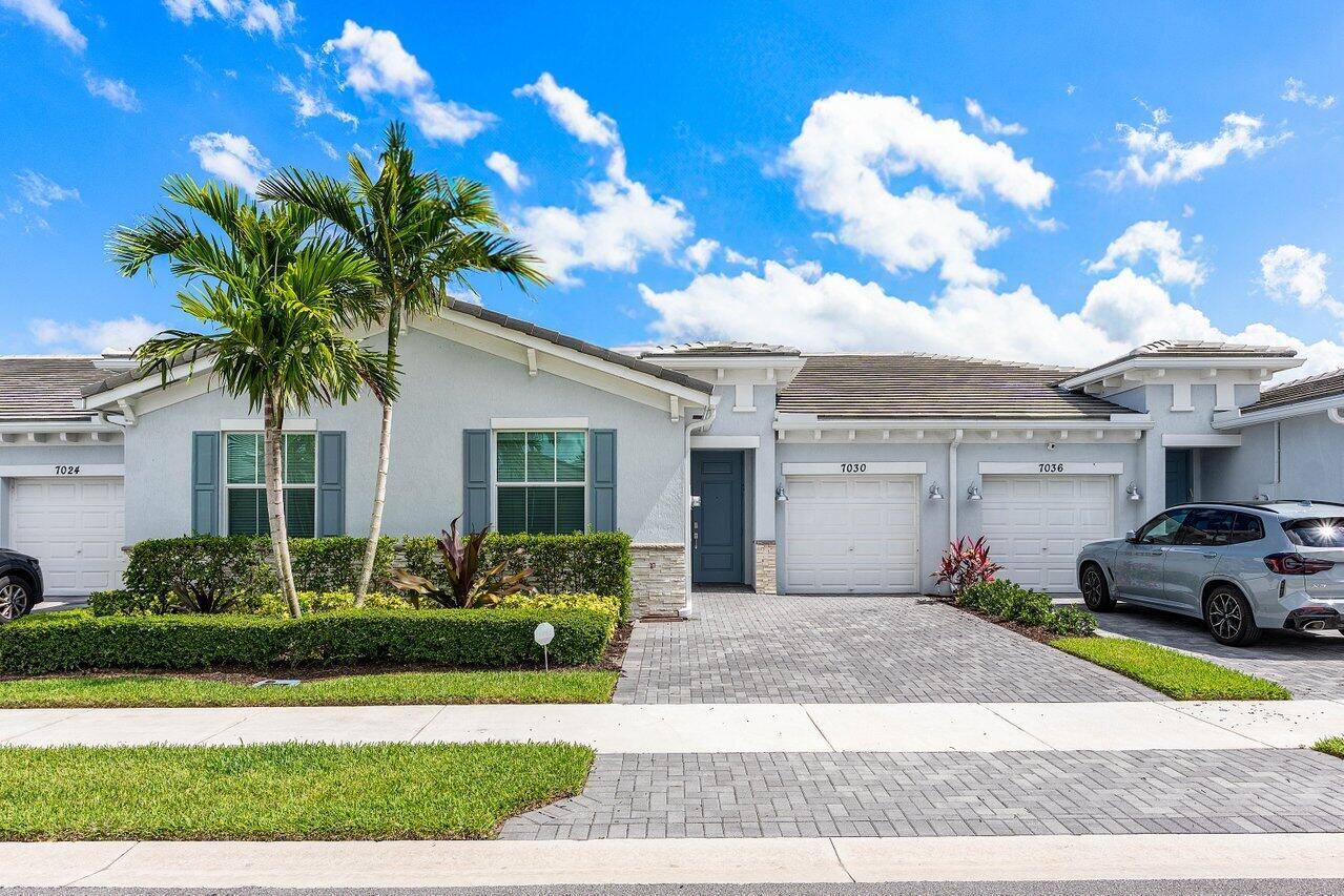 Beautiful 2 bedroom, 2 bath villa plus a den, with a 1 car garage in Avalon Trails.