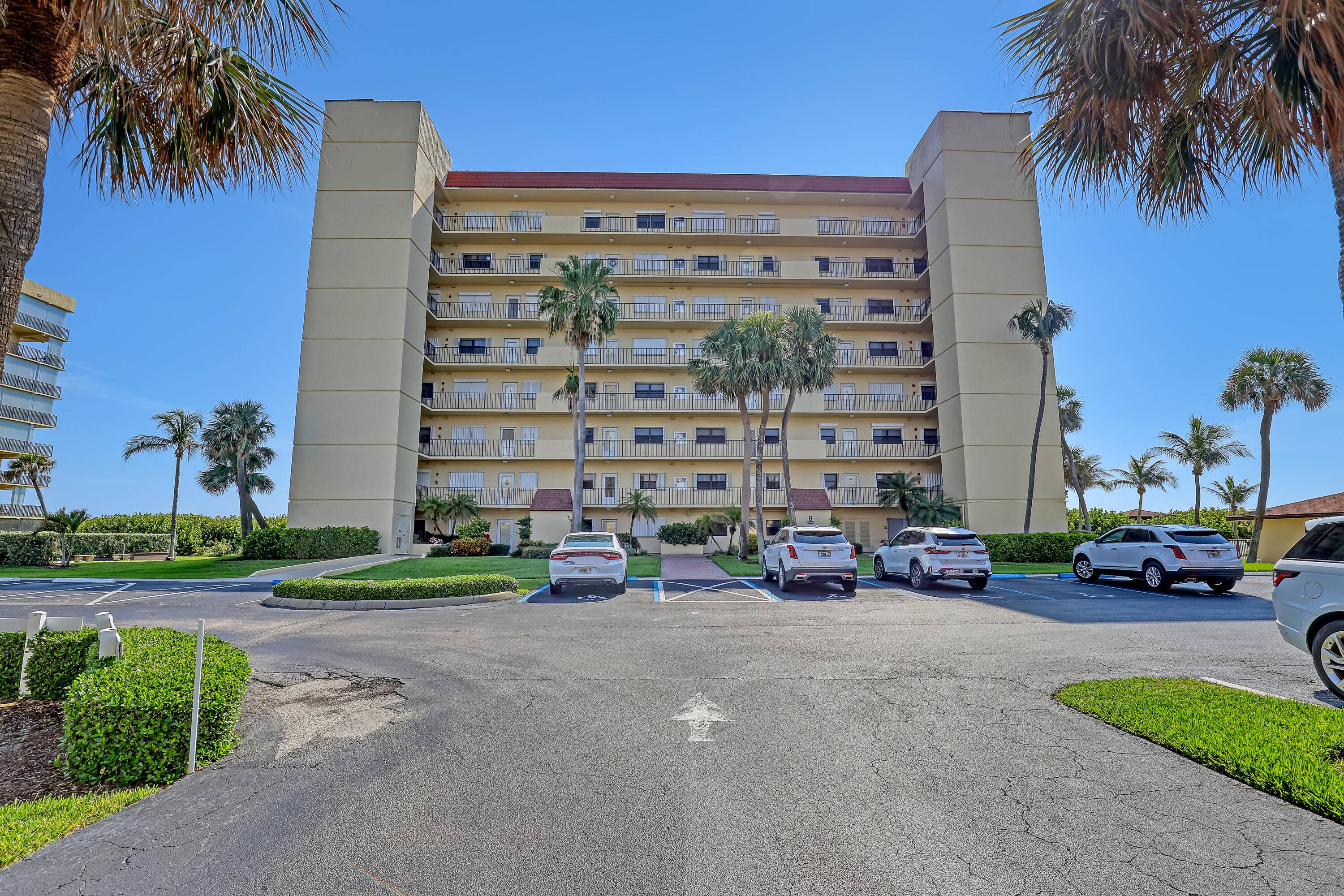A RARE FIND, NEW A C, JUST REDID THE CEILINGS, NEW WHITE APPLIANCES, TILE THRU OUT, ENJOY LISTENING TO THE WAVES, A GATED QUIET COMMUNITY, WHICH ALLOWS ONE FULL SIZE ...