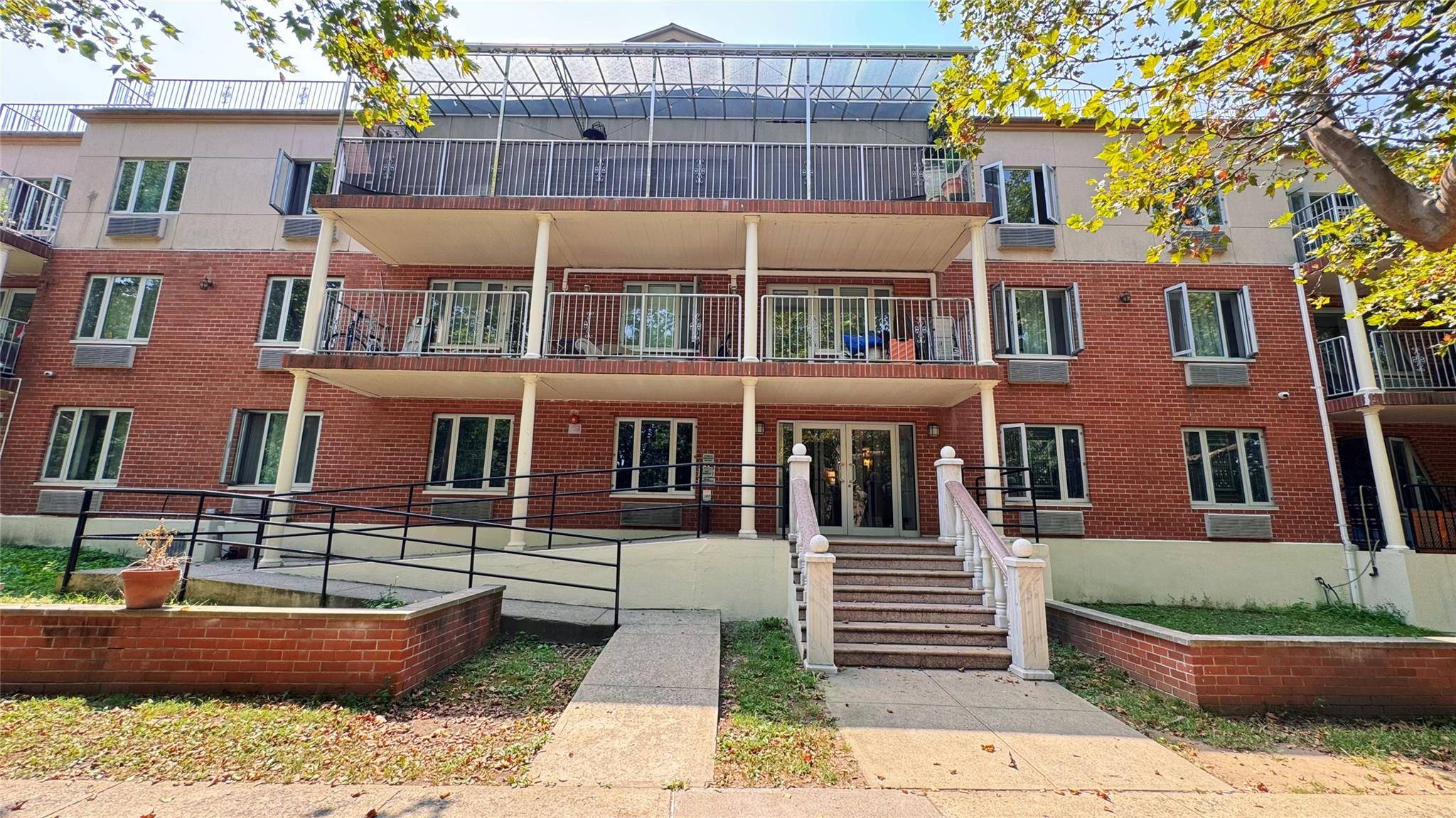 Welcome to this beautiful top floor condo in Forest Hills.