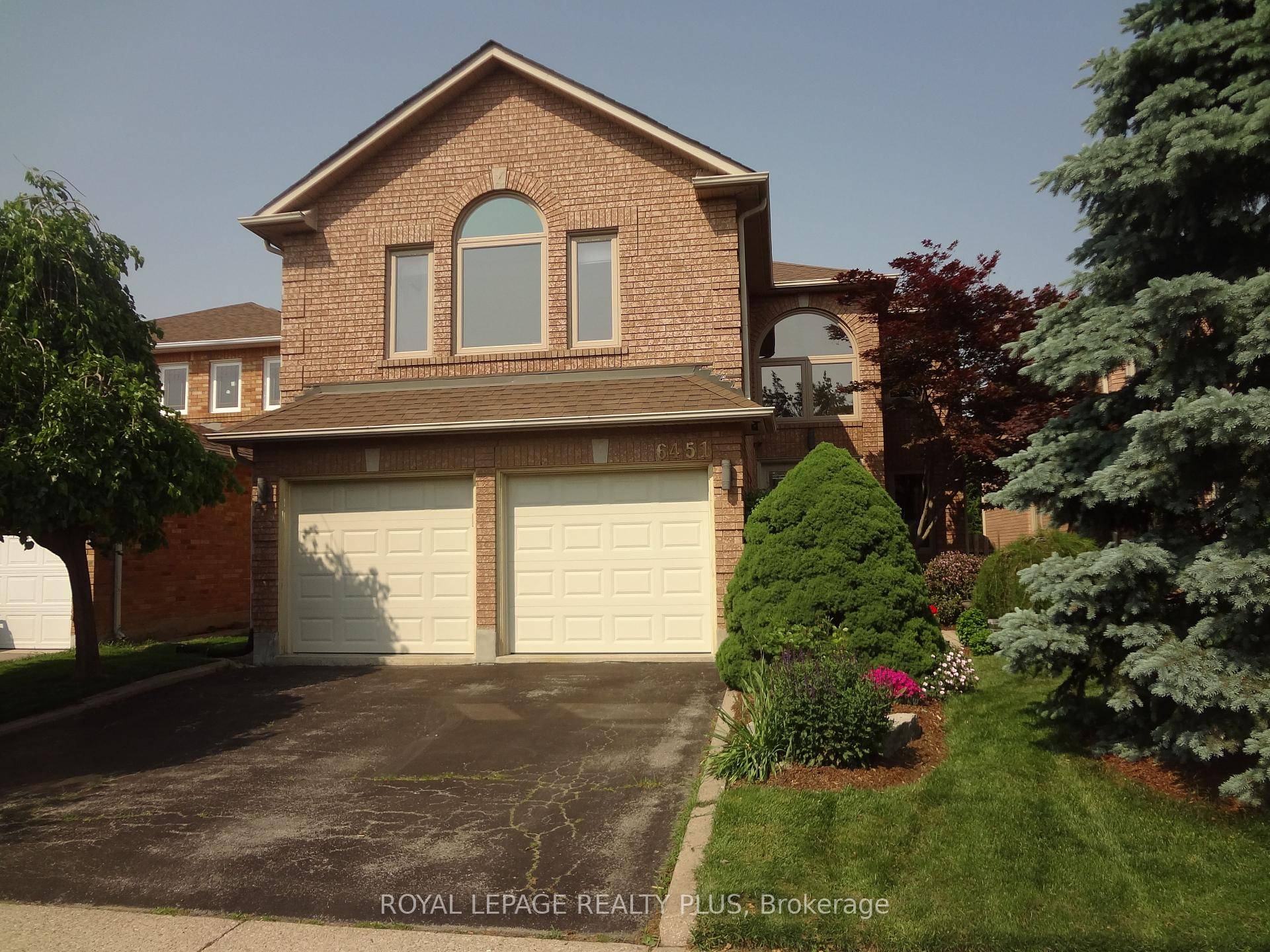 Welcome to this beautiful 3, 000 square foot 4 1 bedroom 5 washroom home backing onto the Lisgar Meadowbrook Trail in the family friendly Lisgar neighbourhood.