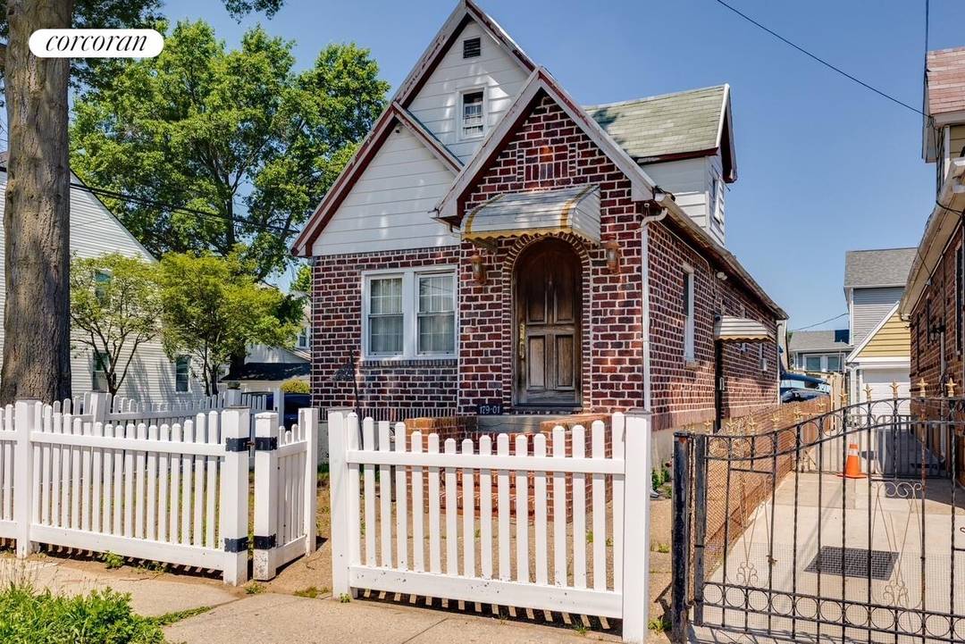 Welcome to your new charming cooperative home at 179 01 120th Avenue in the inviting Saint Albans neighborhood !