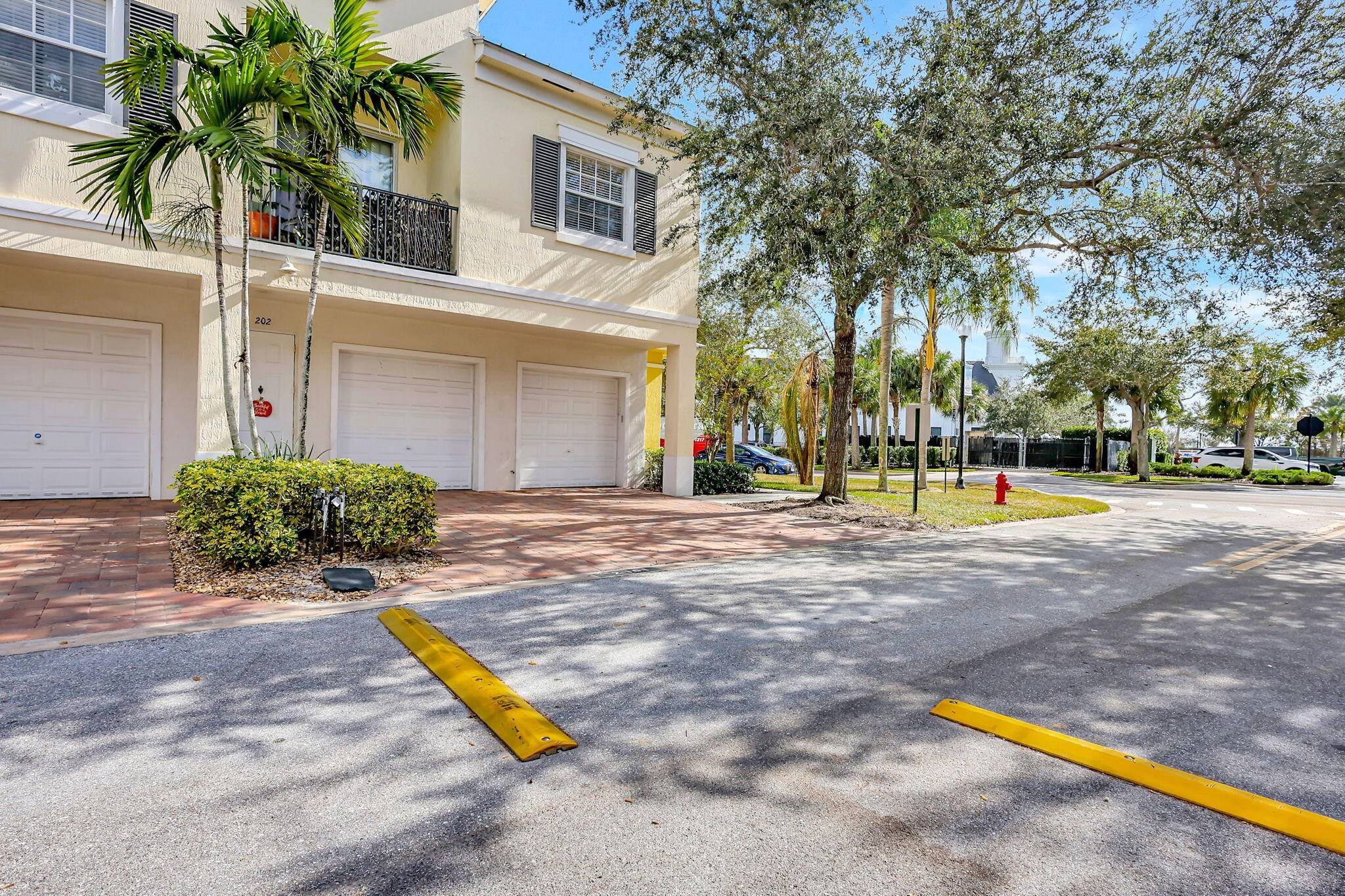 Welcome to Tradition Living with this 3bdrm 2 bath corner unit in the Promenade at Tradition Square.