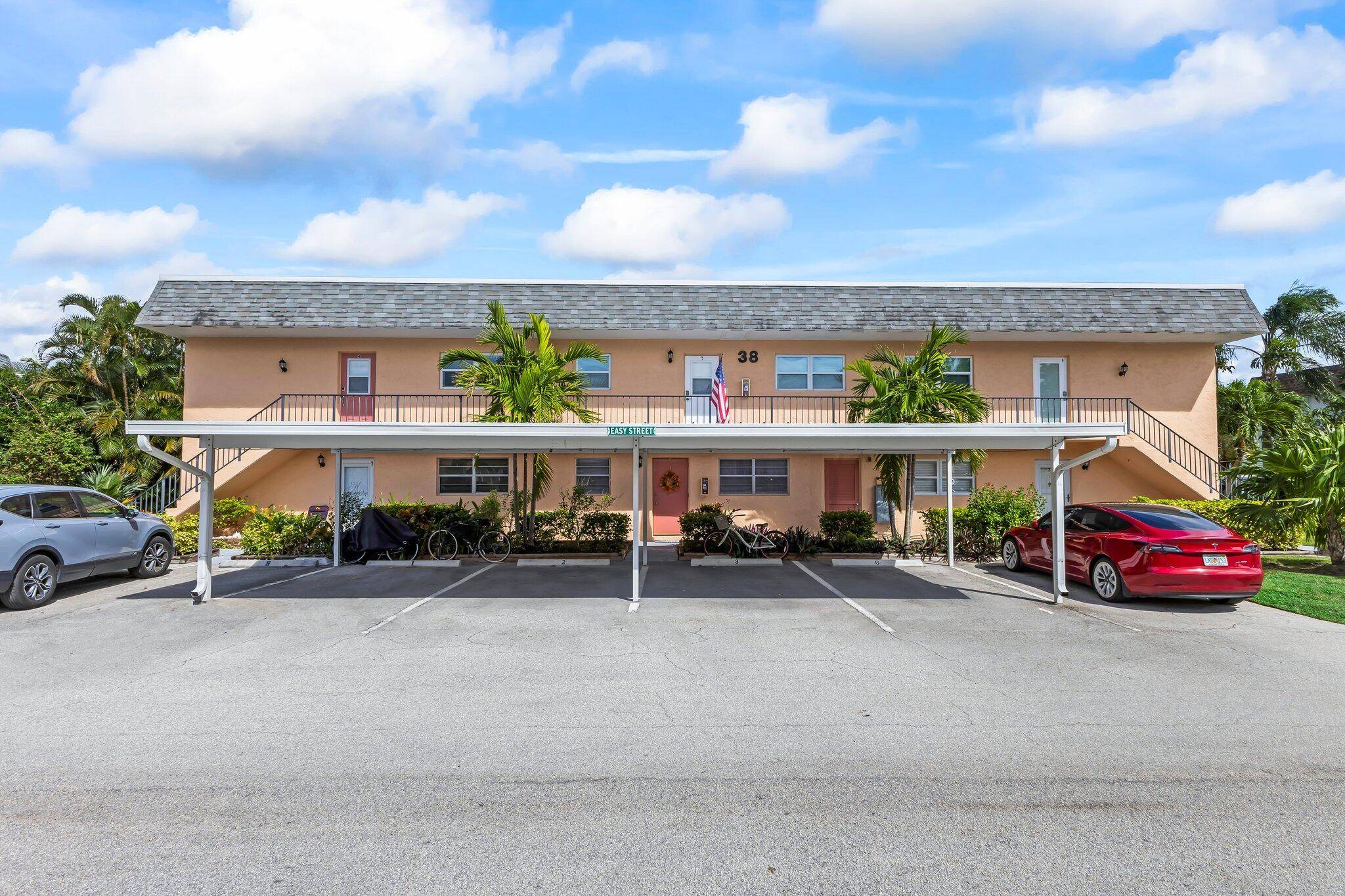 This RARE 1ST FLOOR UNIT, located in the desirable Kingswood II community, offers a perfect blend of comfort and convenience.