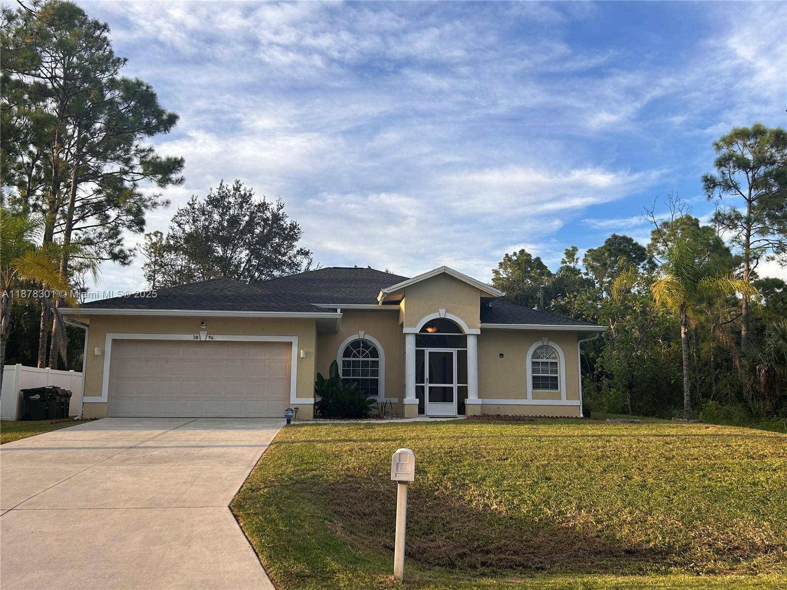Spectacular 3BR 2BA home on a 10, 000 sq ft lot !