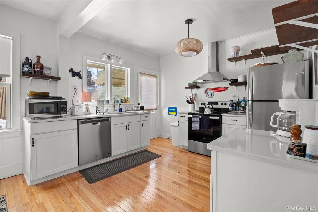 Charming 3 Bedroom YEARLY Rental in the Heart of Hudson NY Discover the perfect opportunity to rent and live on the peaceful side of North 6th Street in Hudson !