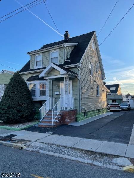 Welcome to this lovely one family home offering a spacious and functional layout.