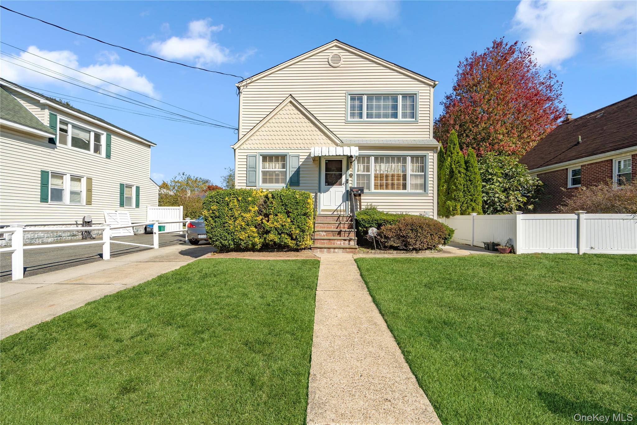 Don't miss this incredible legal duplex opportunity located in the highly regarded Lynbrook School District.