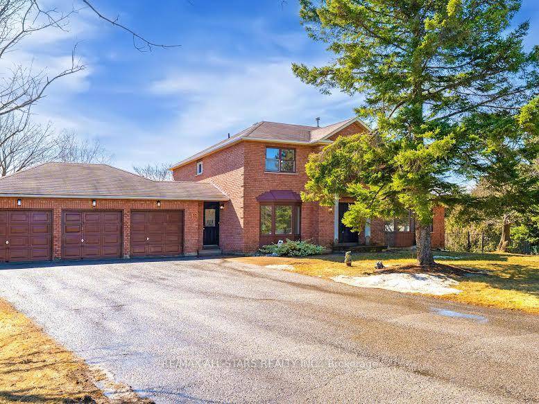 Absolutely Gorgeous Resort Style Country Estate at the Edge of the City Awaits !