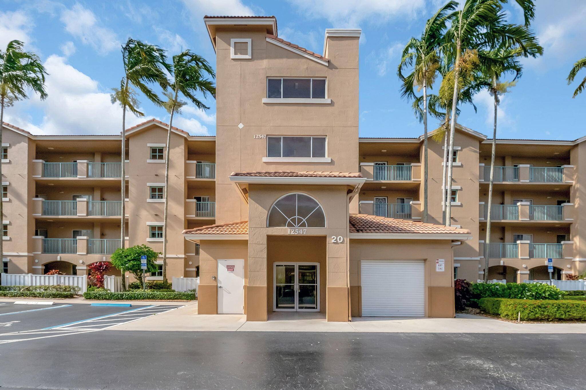 Discover full service resort living at an unbeatable price in the lavish Coral Lakes community !