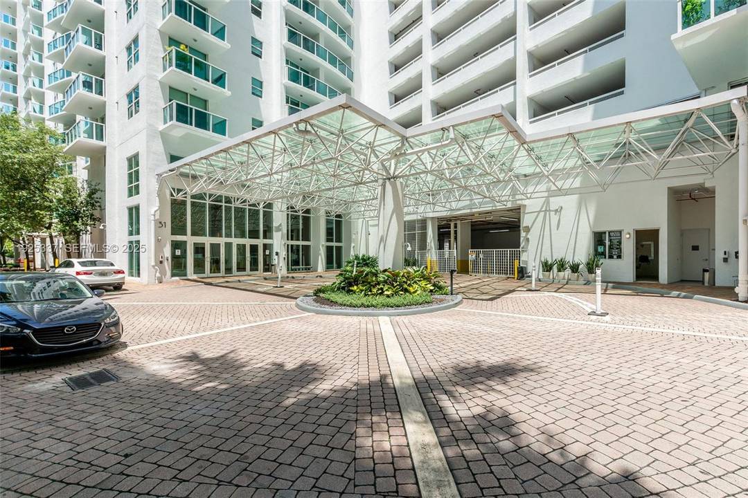 BEAUTIFUL LOFT WITH SPECTACULAR VIEWS OVERLOOKING THE BRICKELL SKY LIGHT, PROMENADE RIVERFRONT,.