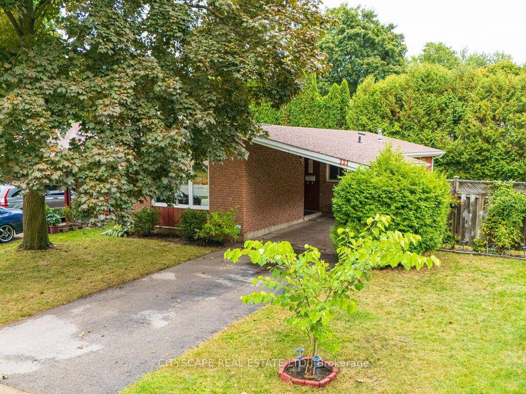Exceptionally Bright amp ; Elegant Detached Bungalow Prestigious Hespeler Village, Cambridge Tucked away in a quiet, mature neighborhood, this stunning detached bungalow offers the perfect balance of charm, comfort, and ...