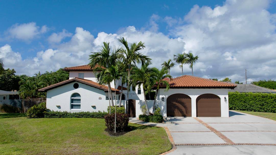 Spacious 4 bedroom, 3 bath pool home with 2, 509 sq.