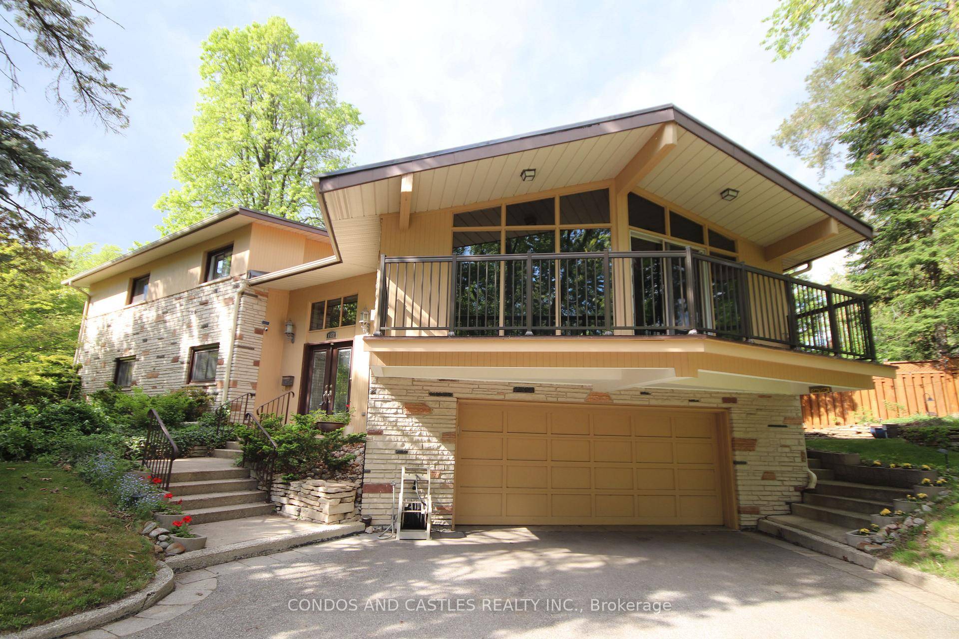 Welcome to this prime Lorne Park home located on a quiet cul de sac !