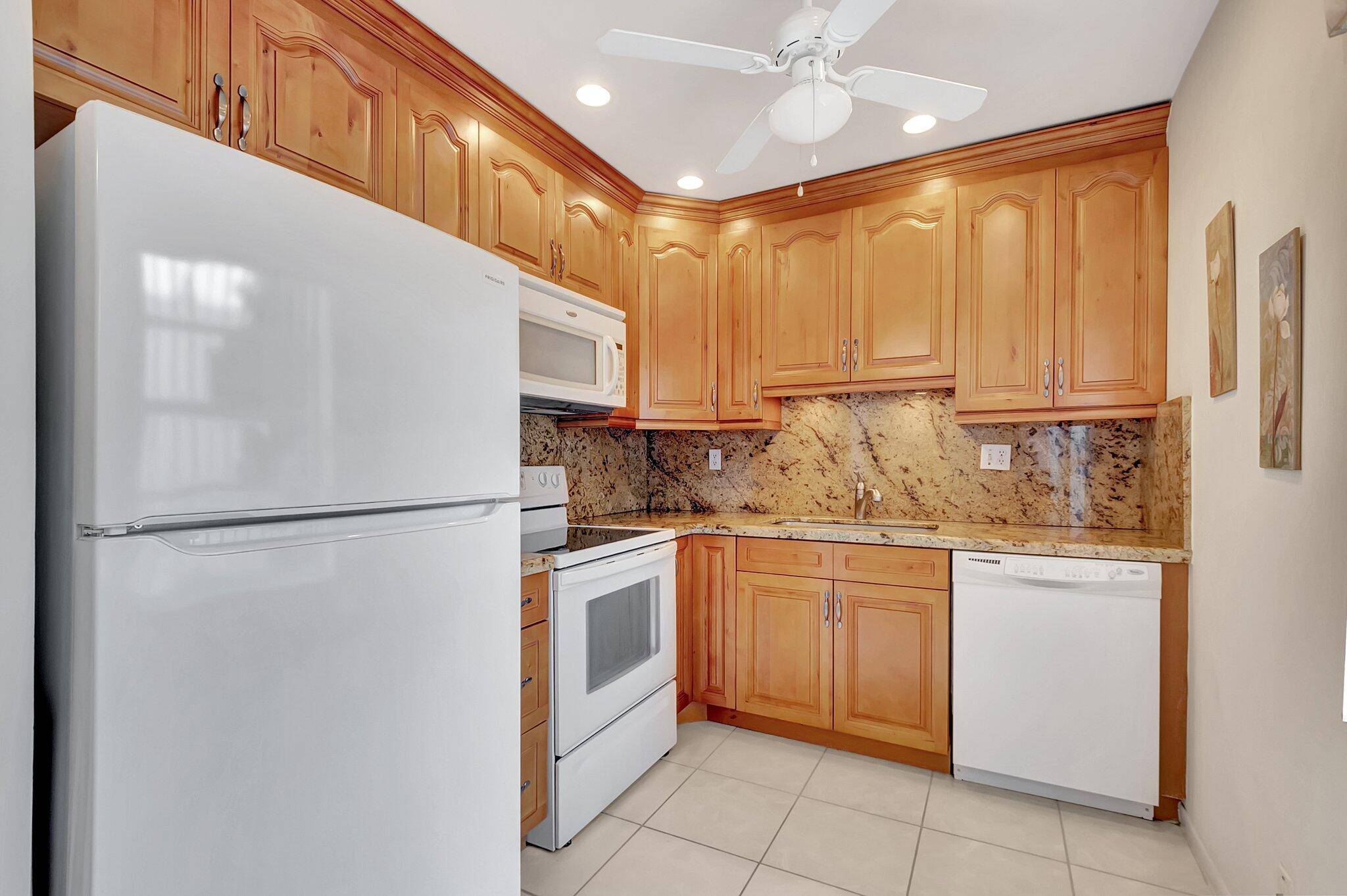 PRIME DELRAY BEACH LOCATION !