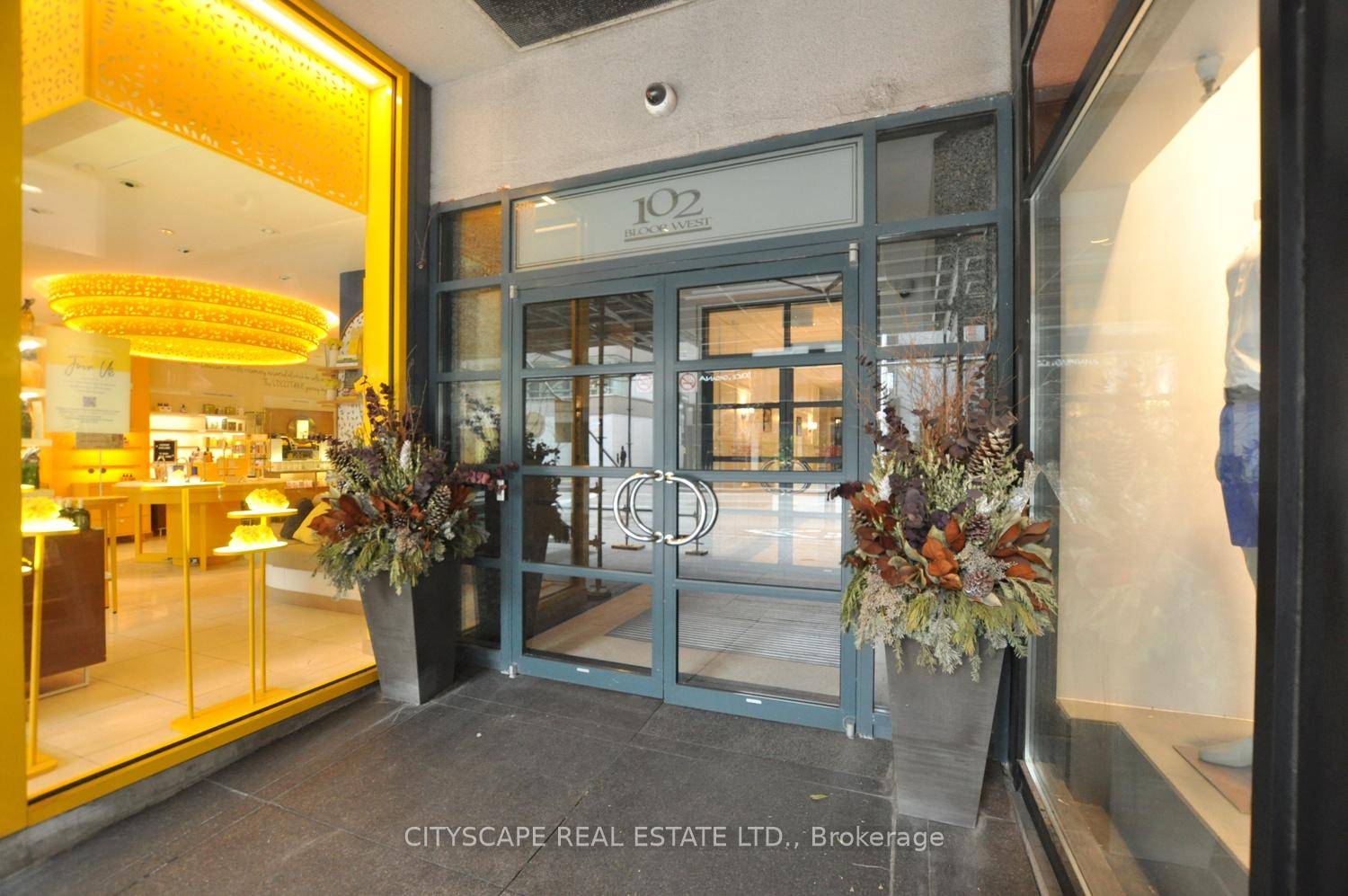 Discover refined city living in this spacious one bedroom plus den residence, ideally located in the heart of trendy Yorkville.