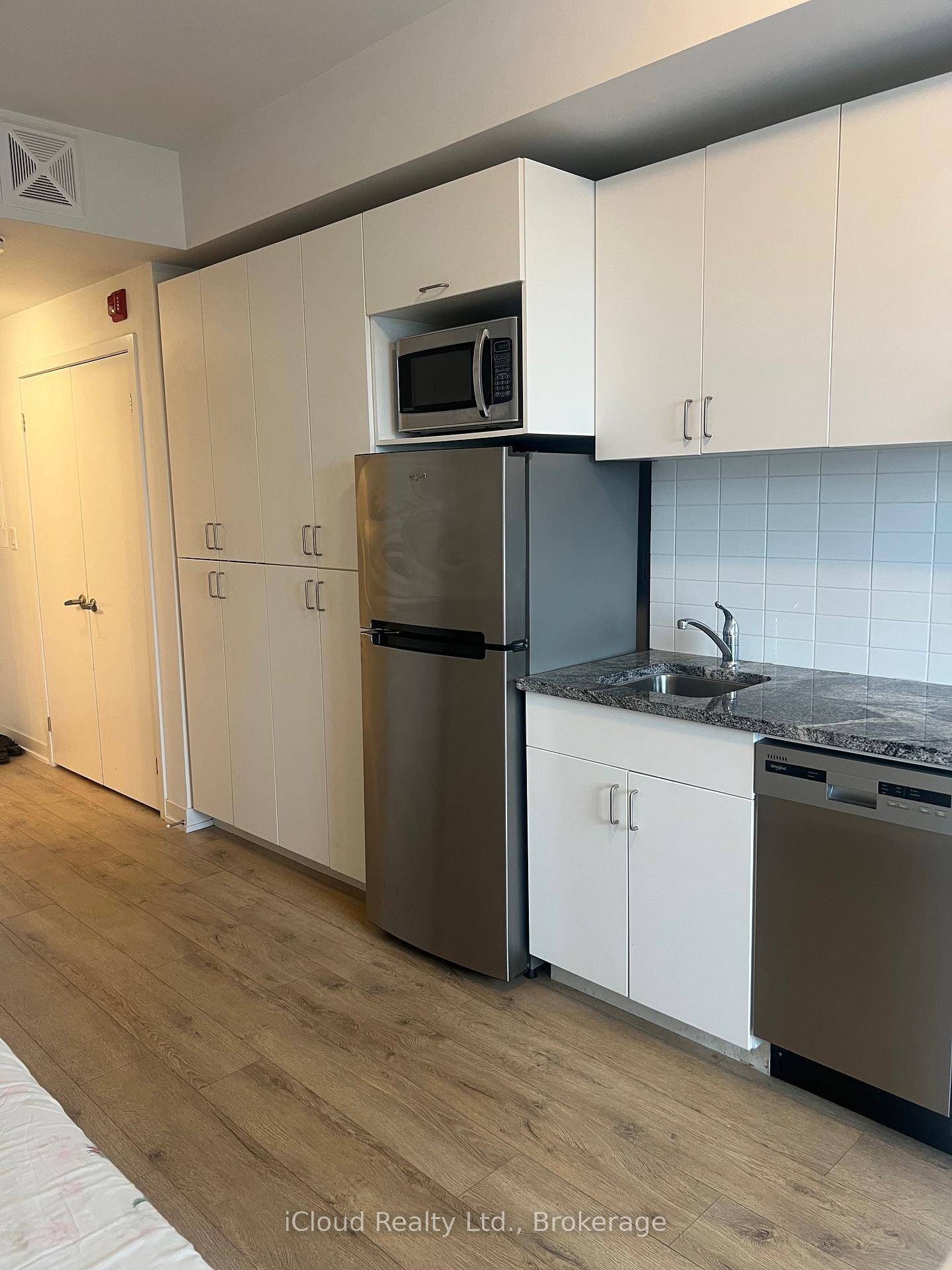 This Charming, Partially Furnished Studio Apartment in Oshawa is conveniently located just steps away from Ontario Tech University and Durham College.