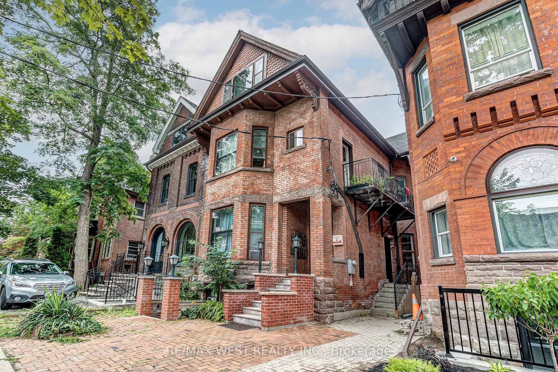 Pet Friendly Studio Apartment In The Annex.