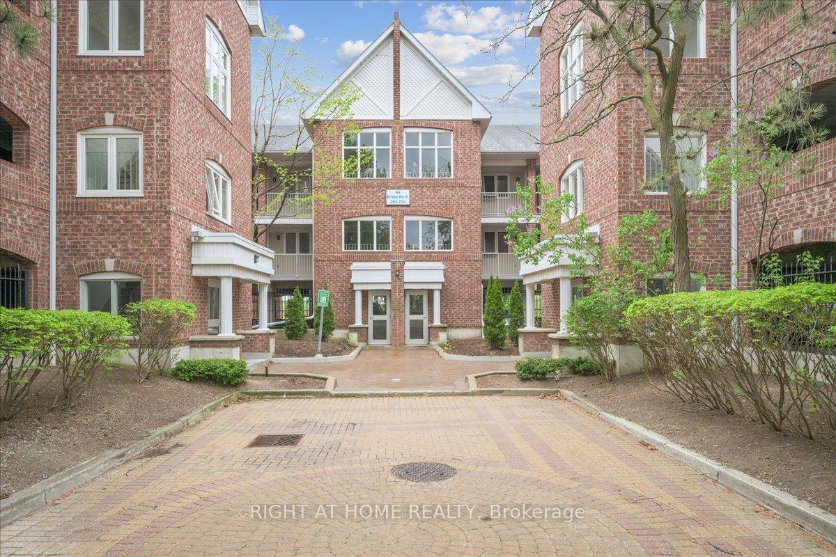 Spacious amp ; Stylish 3 Bedroom Condo in Prime Location !