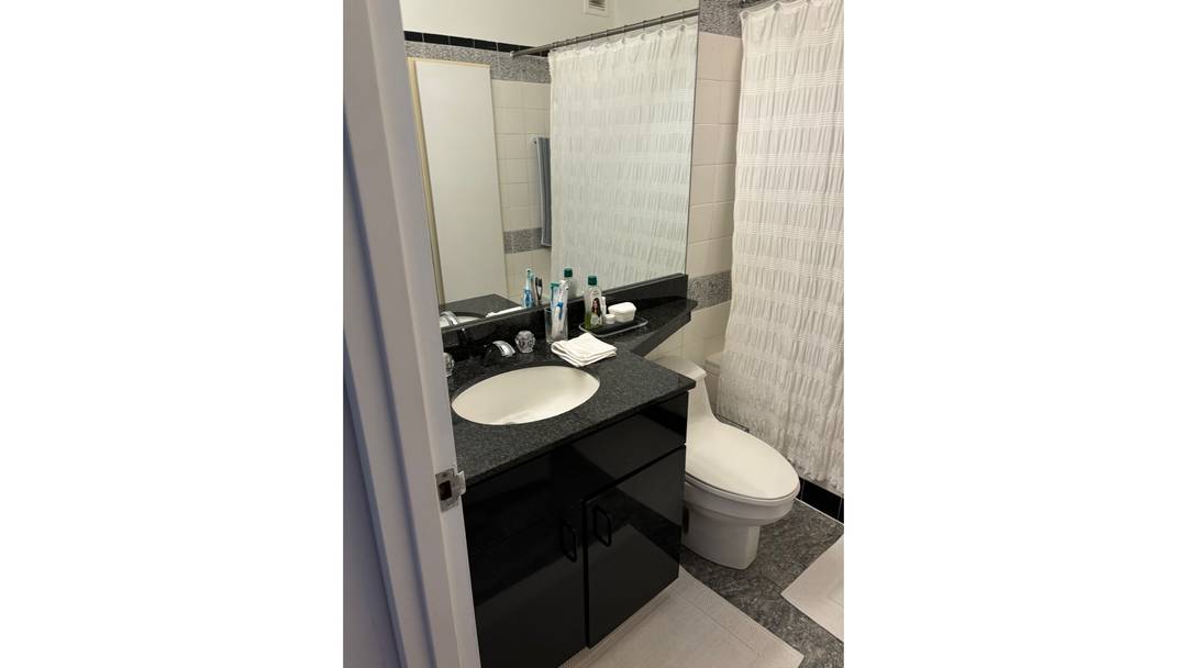 Apartment 18 F offers a truly exquisite living experience in the heart of Lenox Hill.