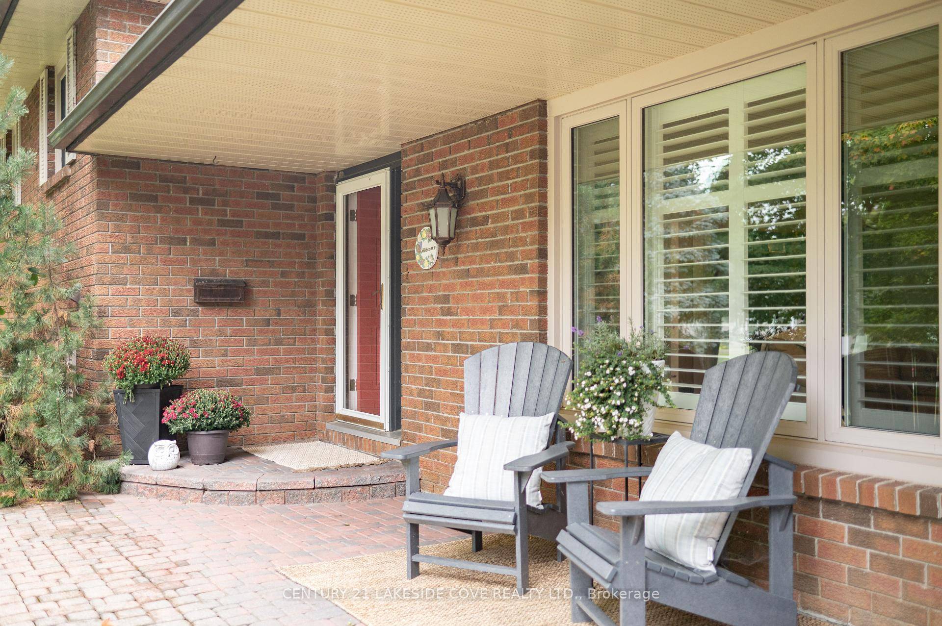 Welcome To 27 Thicketwood Place, The Quietest Street in Beautiful Bayshore Village On The Eastern Shores of Lake Simcoe.