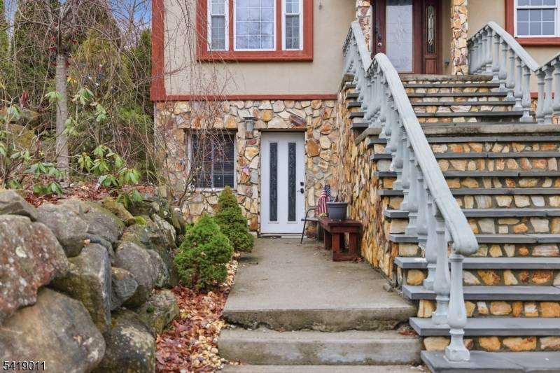 Located in the highly sought after White Meadow Lake community, 130 Valley View Dr offers exceptional flexibility with a thoughtfully designed in law suite featuring its own private entrance, separate ...