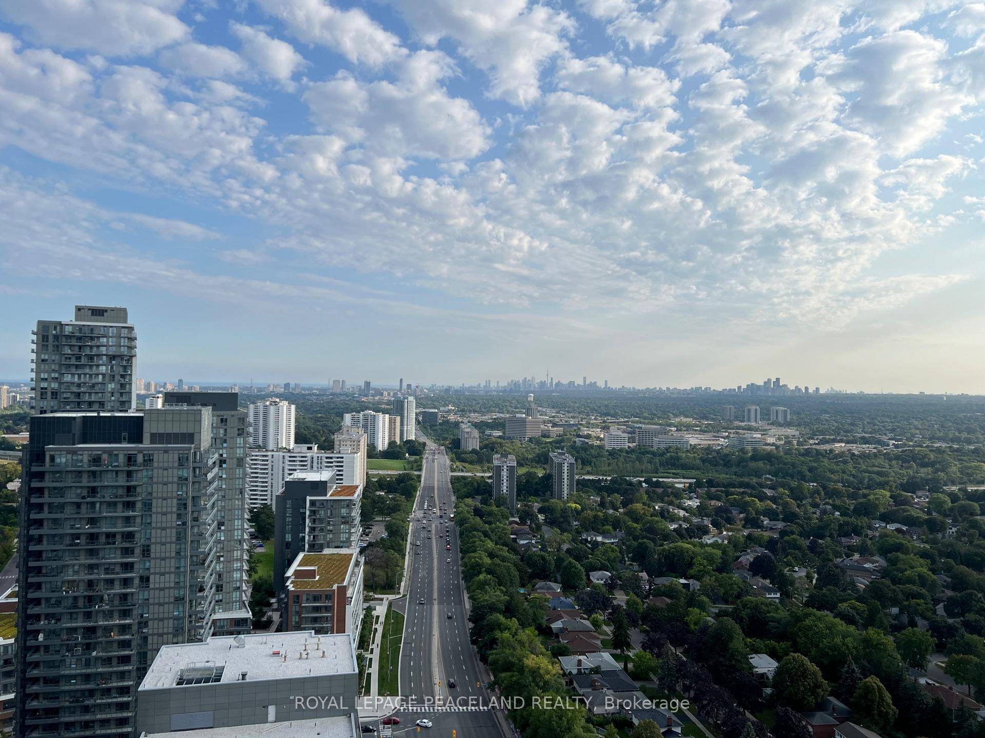 Rare offered Gorgeous 2 Bedroom 2washroom condo on high demand Sheppard Don Mills area !