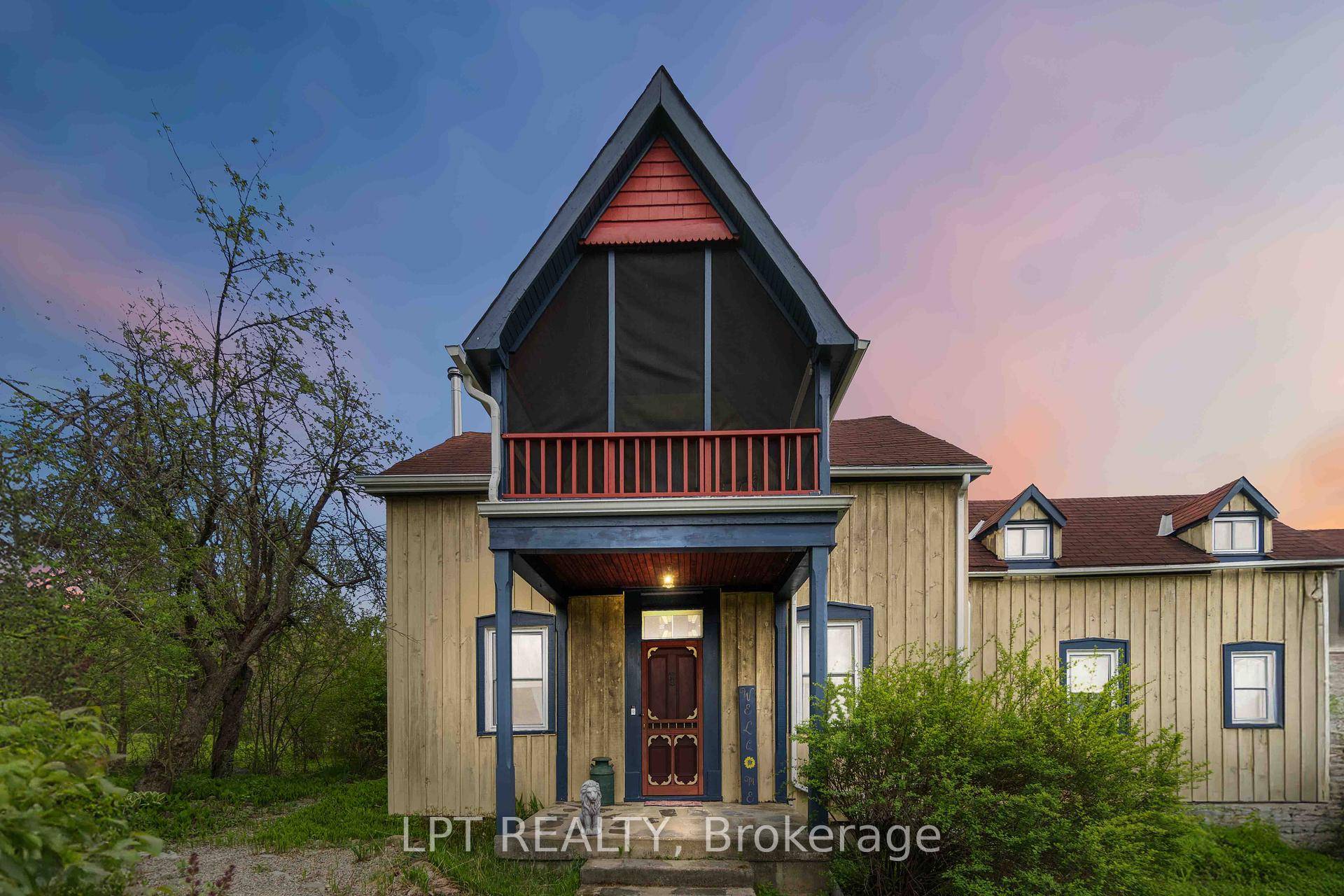 Welcome to your private country escape a beautiful 3 bedroom home nestled on a lovingly maintained and fully fenced lot.