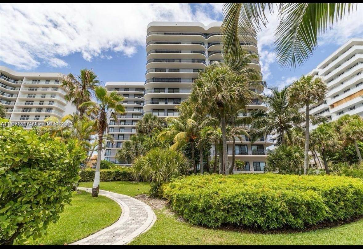 BEAUTIFUL AND VERY SPACIOUS ONE BEDROOM, 2 FULL BATHS CONDO, 1200 SQUARE FEET.