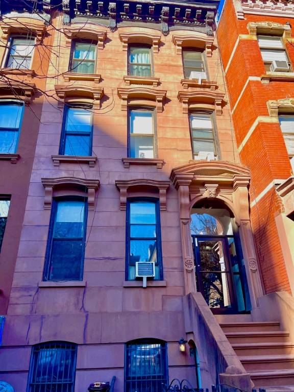 Rent Stabilized Fort Greene Brownstone Cash Flowing with 5 Cap RateThis exceptional 7 unit brownstone delivers a net operating income of 97K and an attractive 5 cap rate at asking ...