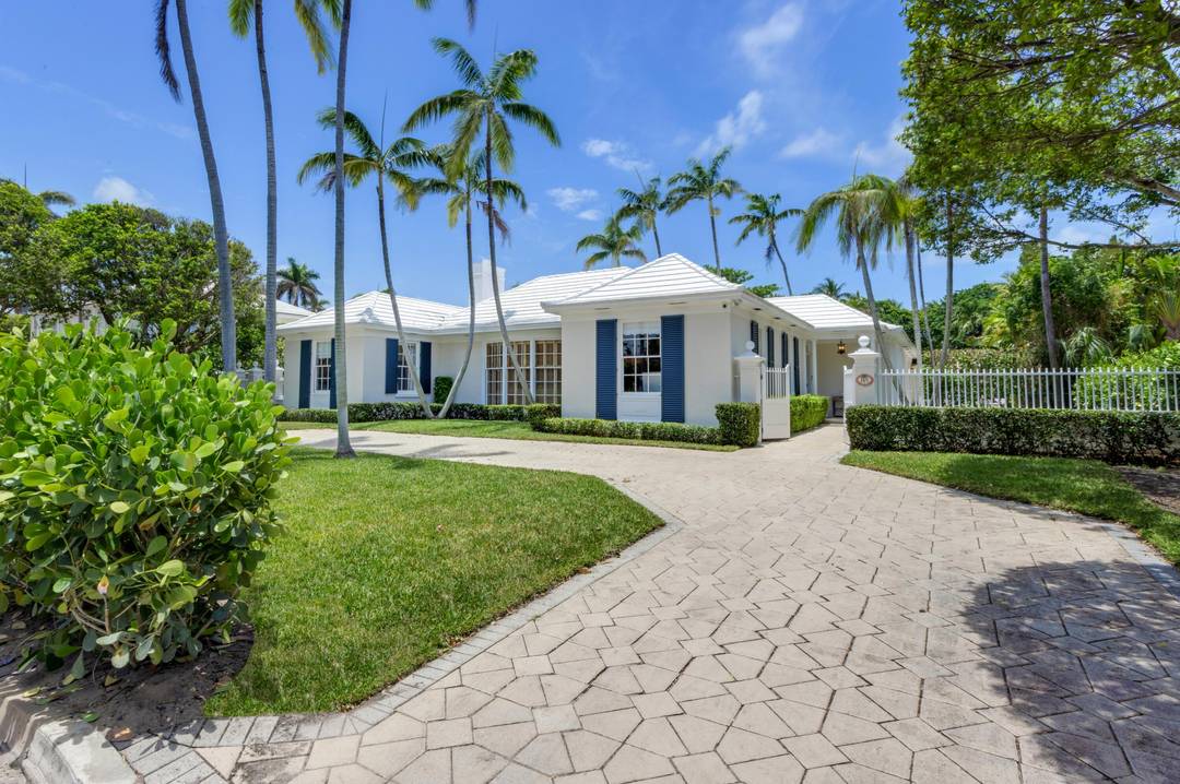 Welcome to a true gem in the heart of Palm Beach, this impeccably designed Bermuda residence by Marion Sims Wyeth is nestled on a rare, oversized 23, 958 square foot ...
