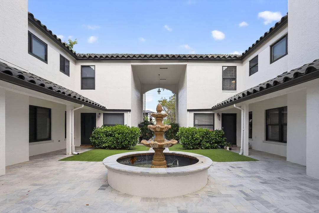 Waterfront Masterpiece in Rio Vista Completely Renovated with Private Dock up to 38' Vessel Experience the pinnacle of Fort Lauderdale living in this exquisitely reimagined 2BR 2BA villa in the ...