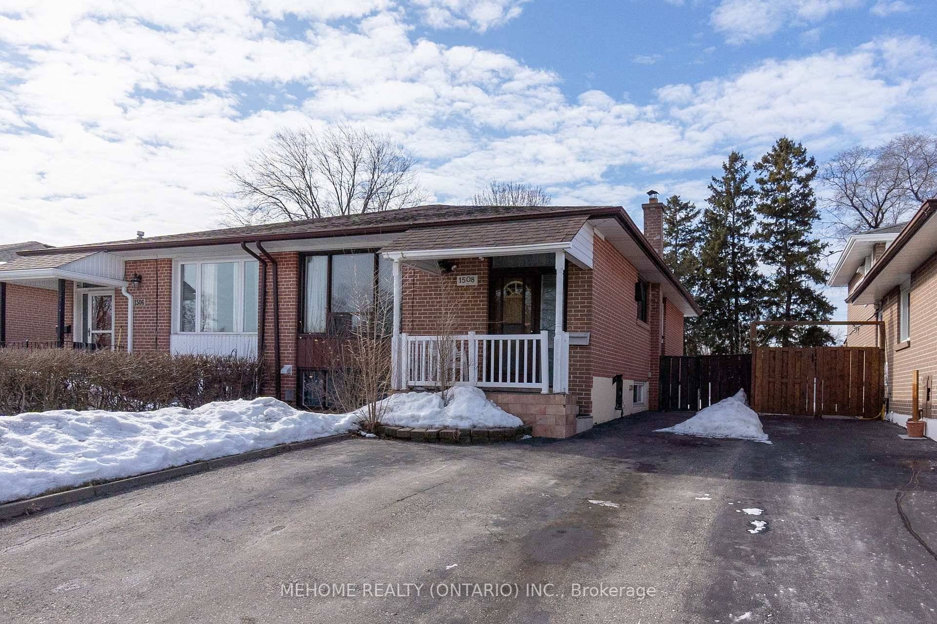 Discover a bright 2 bedroom, 1 bath basement suite just a 5 minute walk from Clarkson GO Station, offering seamless transit into Downtown Toronto.