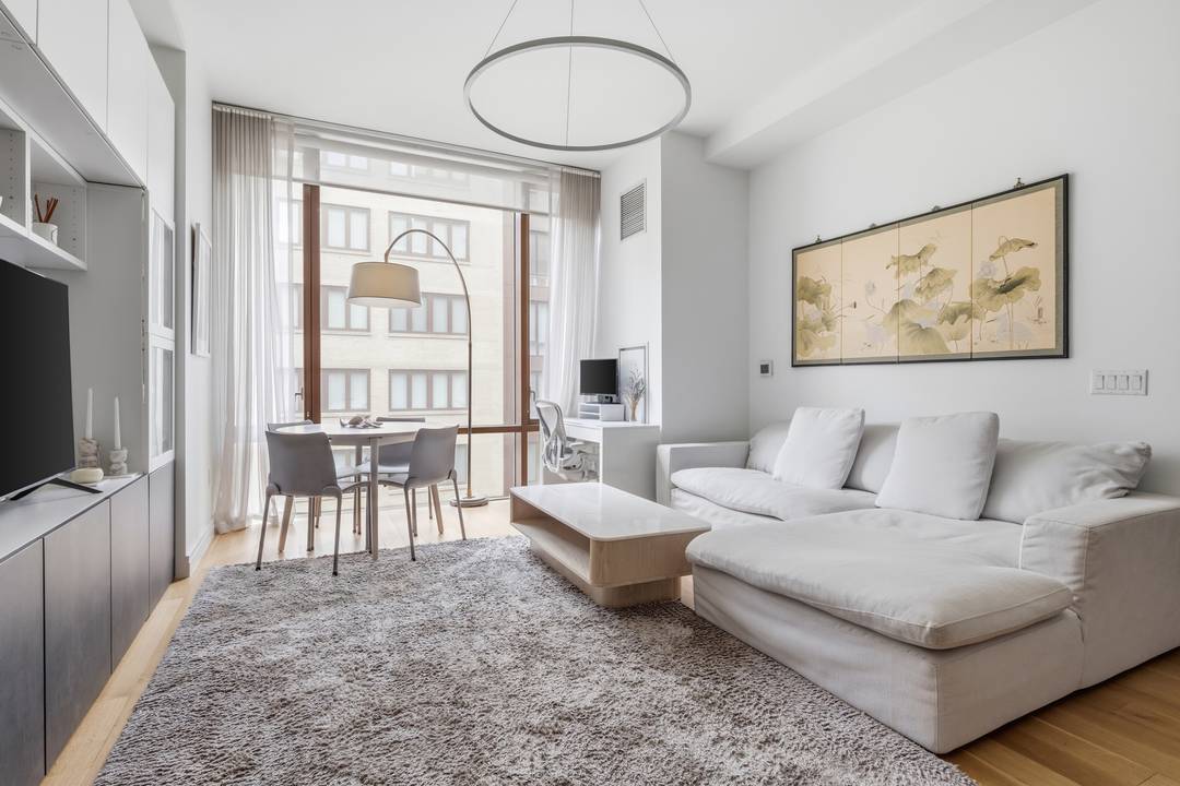 Located in Gramercy Square, this one bedroom at The Modern is clean, bright and offers a thoughtful layout.