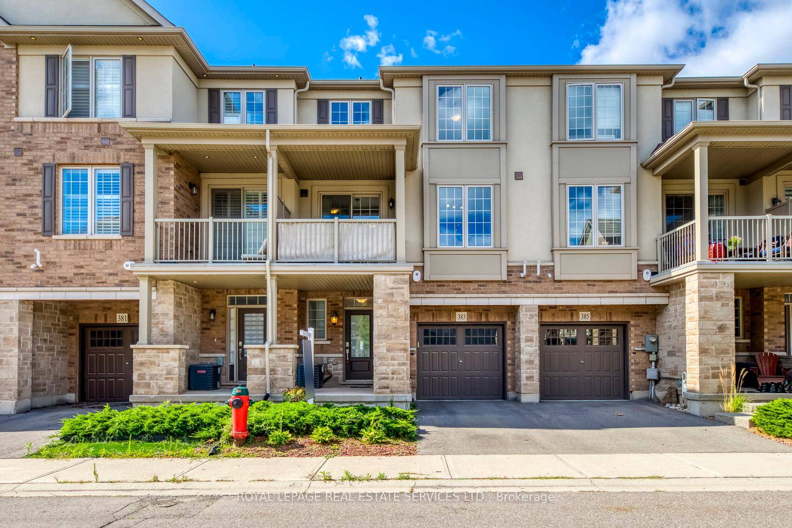Beautifully maintained townhouse in a highly sought after Oakville neighbourhood.