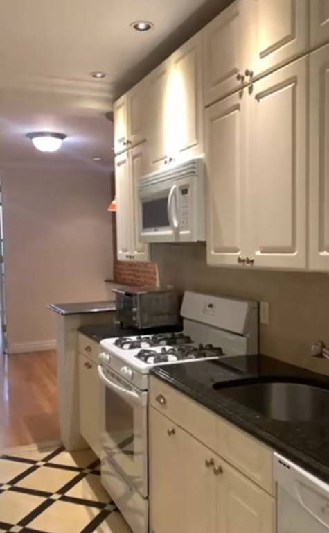 Bright and beautiful 2 bedroom in the heart of midtown !