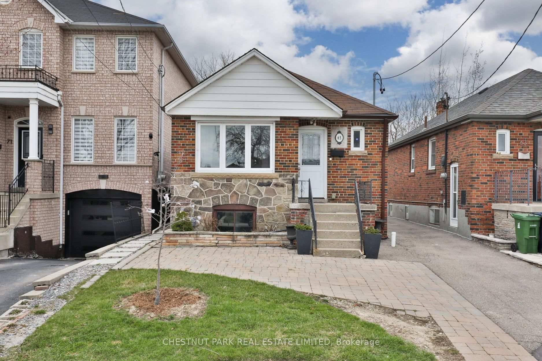 Welcome to 65 Kane ! A beautifully appointed detached home in the heart of desirable Keelesdale.