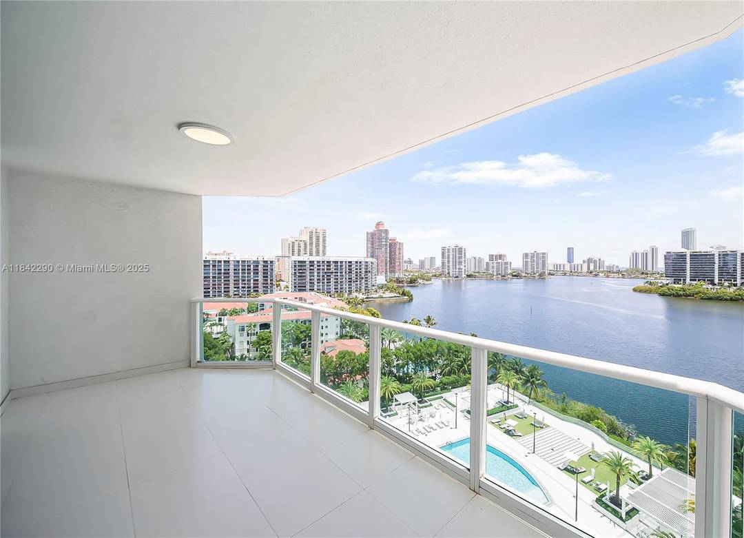 LUXURIOUS WATERFRONT LIFESTYLE ELEGANT 3 BEDROOM, 3.