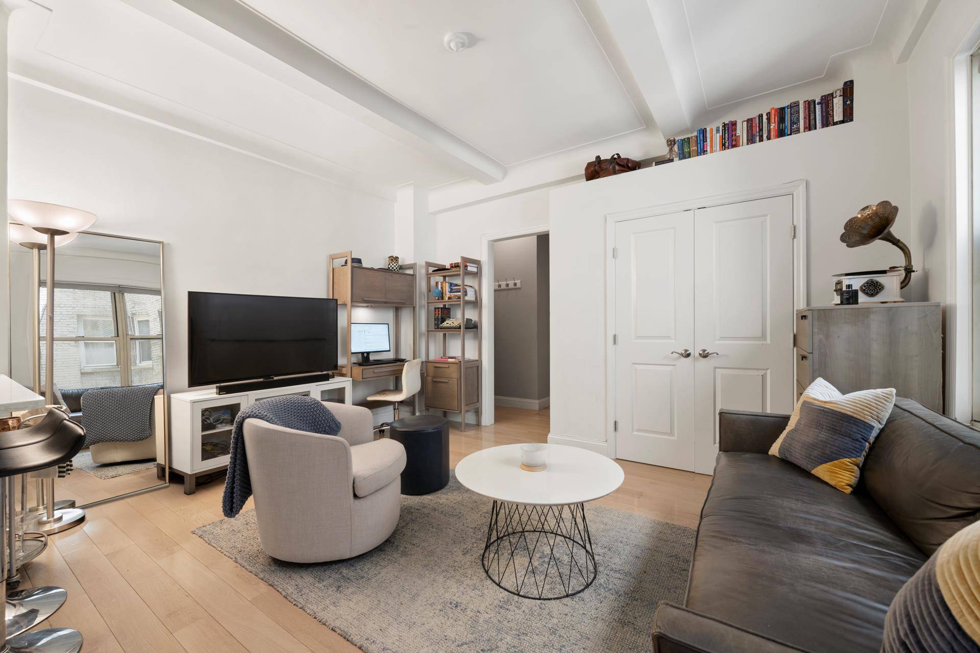 Renovated Alcove Studio at 25 West 64th Street Prime location by Central Park amp ; Lincoln Center This beautifully renovated alcove studio is perfectly located in the cultural heart of ...