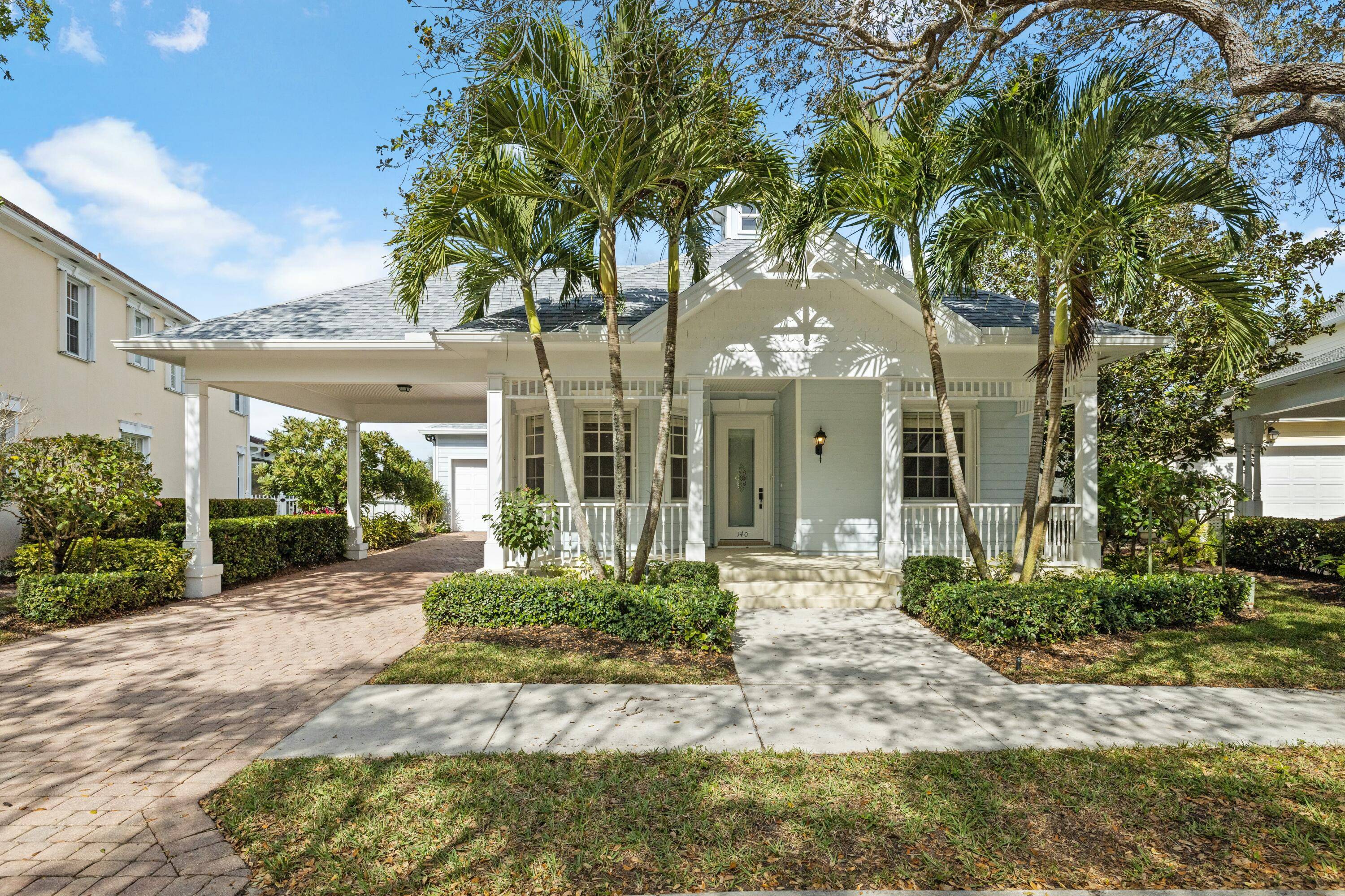 Sweeping water and golf views !